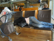 空港で疲れ果てている同士