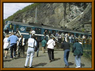 列車を途中下車する人々