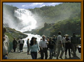 滝を眺める人々