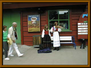 バイオリンを奏でる少女たち