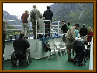 船から景色を楽しむ人々