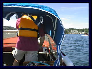 ボートを操縦するトーマス氏