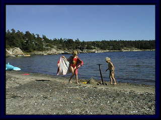 海岸で遊ぶこどもたち