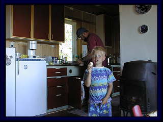 キッチンに立つトーマスとエリック