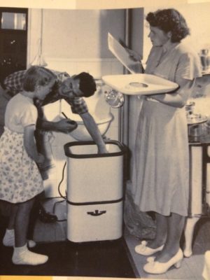 テキストからの写真。洗濯機を嬉しそうに見る家族。